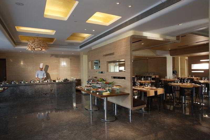 Mosaic Hotel, Noida Restaurang bild